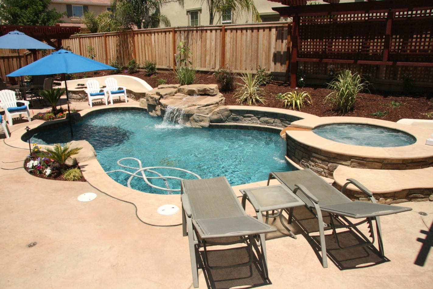 Completed pool with travertine deck